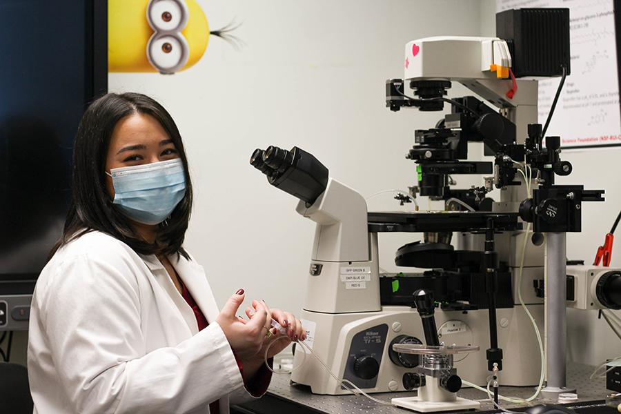 Lynnie Chong working in the chemistry lab at Iona University.