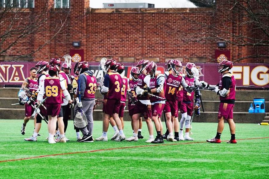 The Iona men's lacrosse club team on the field before the start of a game.