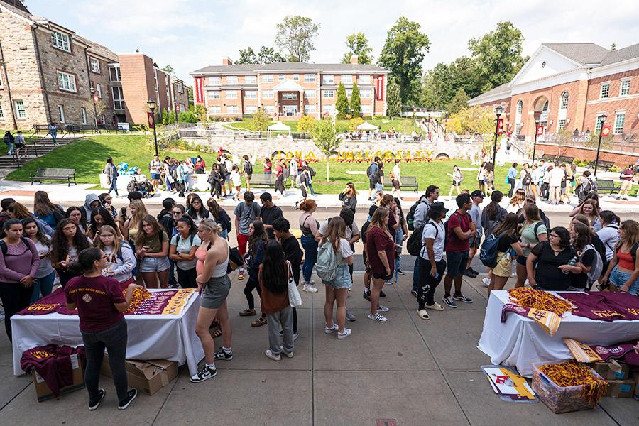 Students line up for Iona swag by the Murphy Green.