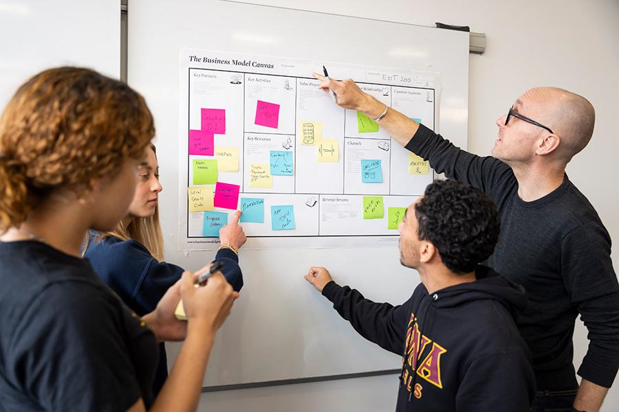Christoph Winkler works with students on the business models canvas.
