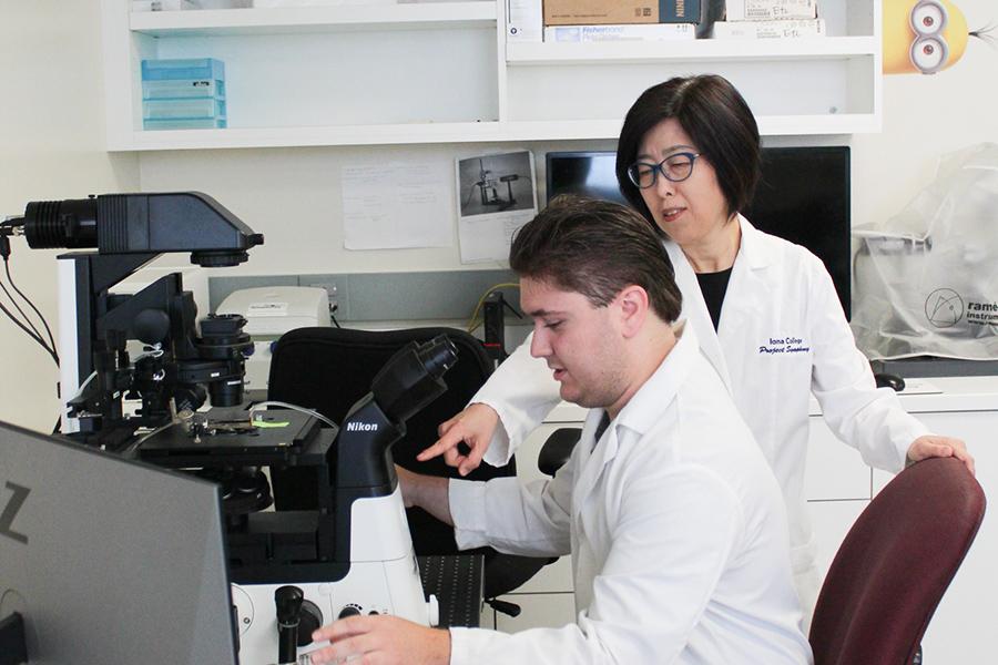 Sunghee Lee works with a student in the lab.
