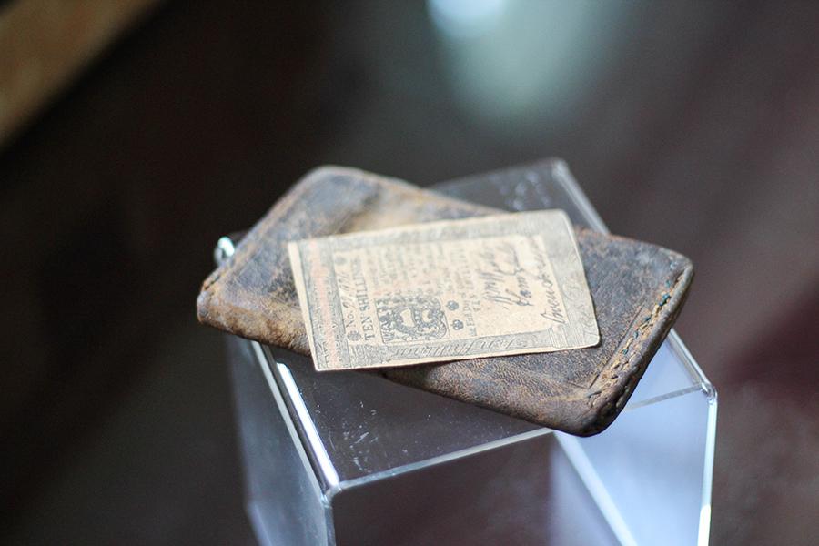 An antique ten shilling note.