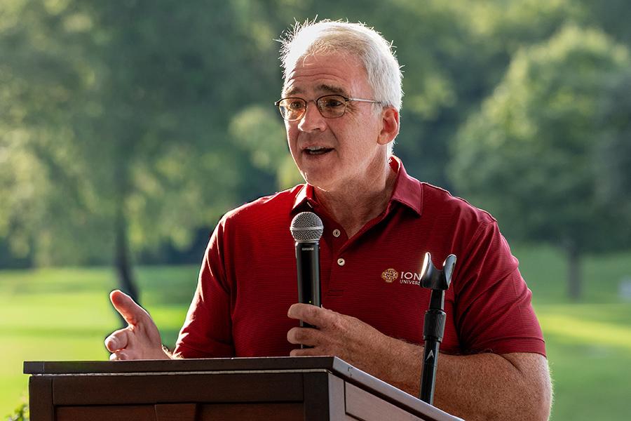 President Carey speaks at the Winged Foot fundraiser. 