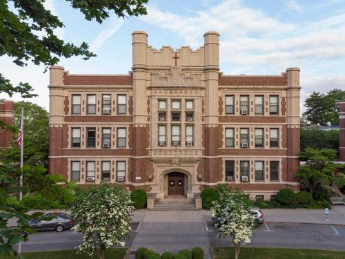 The main building on the Bronxville Campus.